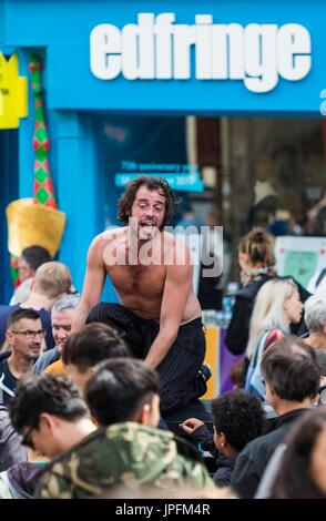 Edinburgh, Royaume-Uni. 06Th Aug 2017. Artistes de rue, prendre la rue pour promotion de salons dans le cadre du Festival Fringe d'Credit : Riche de Dyson/Alamy Live News Banque D'Images
