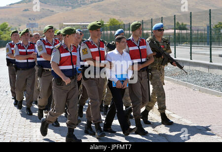 Ankara, Turquie. 1er août 2017. Les défendeurs escorté par la gendarmerie arrivent à la cour pour leur procès dans le district de Sincan, Ankara, capitale de la Turquie, sur Août 1, 2017. Un procès clé au-dessus de la Turquie a commencé l'année dernière tentative de coup sous de lourdes mesures de sécurité à Ankara le mardi, avec 486 suspects accusés d'avoir fomenté le coup face à la justice. Source : Xinhua/Alamy Live News Banque D'Images