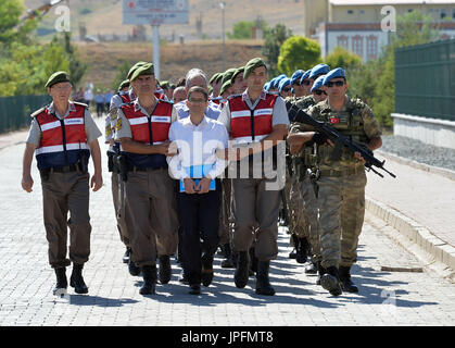 Ankara, Turquie. 1er août 2017. Les défendeurs escorté par la gendarmerie arrivent à la cour pour leur procès dans le district de Sincan, Ankara, capitale de la Turquie, sur Août 1, 2017. Un procès clé au-dessus de la Turquie a commencé l'année dernière tentative de coup sous de lourdes mesures de sécurité à Ankara le mardi, avec 486 suspects accusés d'avoir fomenté le coup face à la justice. Source : Xinhua/Alamy Live News Banque D'Images