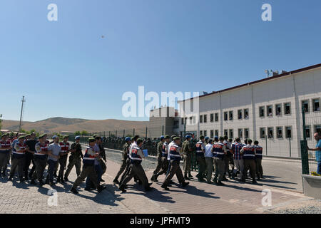 Ankara, Turquie. 1er août 2017. Les défendeurs escorté par la gendarmerie arrivent à la cour pour leur procès dans le district de Sincan, Ankara, capitale de la Turquie, sur Août 1, 2017. Un procès clé au-dessus de la Turquie a commencé l'année dernière tentative de coup sous de lourdes mesures de sécurité à Ankara le mardi, avec 486 suspects accusés d'avoir fomenté le coup face à la justice. Source : Xinhua/Alamy Live News Banque D'Images