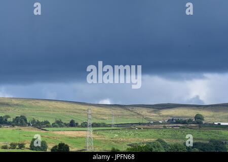 New Mills, High Peak, Derbyshire. 1er août 2017. Météo britannique. Après une journée de soleil et de douches sombres nuages flottant sur les collines donnant sur de nouvelles usines. Crédit : John Fryer/Alamy Live News Banque D'Images