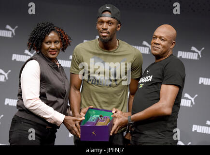Londres, Royaume-Uni. 06Th Aug 2017. Sprinter Usain Bolt (Jamaïque) Comité permanent avec ses parents et Jennifer Wellesley Bolt au cours de sa conférence de presse à Londres, Royaume-Uni, 01 août 2017. Le championnat du monde d'athlétisme 2017 auront lieu dans le stade olympique de Londres entre 04 et 13 août. Bolt prendra sa retraite après le championnat du monde. Photo : Rainer Jensen/dpa/Alamy Live News Banque D'Images