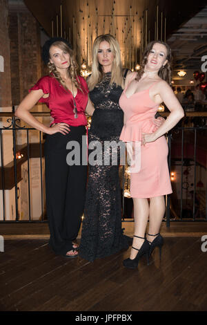 Photo Centre, London, UK. 1er août 2017. La distribution de carton Gangsters assister à la première mondiale de Londres. ©Chris Yates/ Alamy Live News Banque D'Images