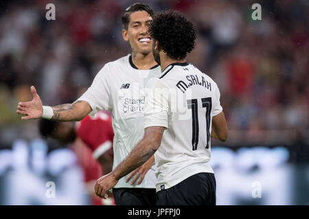 Munich, Allemagne. 06Th Aug 2017. Le centre de Liverpool, Mohamed Salah (R) célèbre avec Roberto Firmino marquant le 0:2 au cours de l'Audi Cup demi-finale opposant le FC Bayern Munich vs FC Liverpool à l'Allianz Arena de Munich, Allemagne, 01 août 2017. Photo : Sven Hoppe/dpa/Alamy Live News Banque D'Images