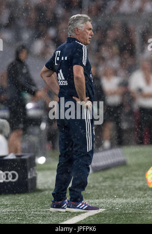 Munich, Allemagne. 06Th Aug 2017. Bayern Munich Head coach Carlo Ancelotti suit dans les coulisses l'Audi Cup demi-finale opposant le FC Bayern Munich vs FC Liverpool à l'Allianz Arena de Munich, Allemagne, 01 août 2017. Photo : Sven Hoppe/dpa/Alamy Live News Banque D'Images