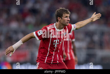 Munich, Allemagne. 06Th Aug 2017. Le Bayern de Munich, Thomas Muller au cours de gestes l'Audi Cup demi-finale opposant le FC Bayern Munich vs FC Liverpool à l'Allianz Arena de Munich, Allemagne, 01 août 2017. Photo : Sven Hoppe/dpa/Alamy Live News Banque D'Images