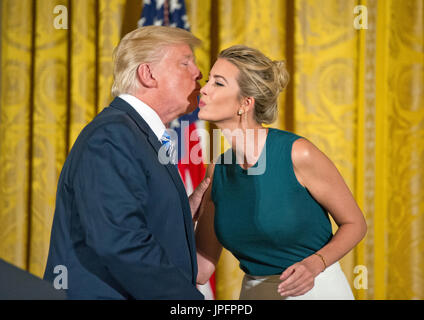 Le Président des Etats-Unis, Donald J. Trump embrasse sa fille Ivanka après avoir fait des remarques à un événement avec les petites entreprises dans l'East Room de la Maison Blanche à Washington, DC le Mardi, Août 1, 2017. Credit : Ron Sachs/CNP /MediaPunch Banque D'Images