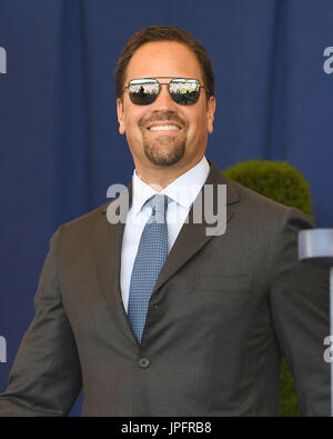 New York, NY, USA. 29 juillet, 2017. Membre du Temple de la renommée Mike Piazza assiste au National Baseball Hall of Fame Intronisation à Clark Sports Centre le 30 juillet 2017 au cours de l'induction Week-end à Cooperstown, New York. Crédit : John Palmer/media/Alamy Punch Live News Banque D'Images