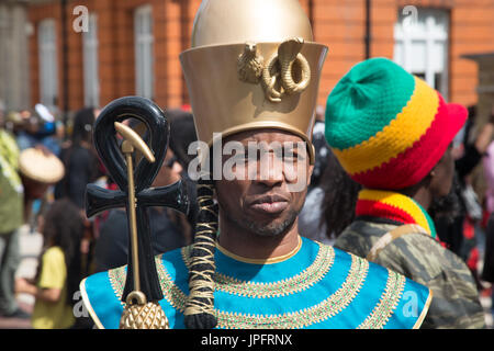 Londres, Royaume-Uni. 1er août 2017. Un homme durant une cérémonie à Londres le 1er août pour contrer l'Holocauste Africain (Maangamizi) le refus et la demande de justice réparatrice holistique pour l'Holocauste africain. Credit : Thabo Jaiyesimi/Alamy Live News Banque D'Images