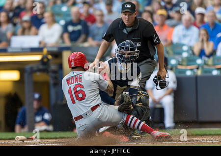 Milwaukee, WI, USA. 1er août 2017. Milwaukee Brewers catcher Manny Pina # 9 tags des Cardinals de Saint-Louis Kolten Wong # 16 frapper à la plaque dans la Major League Baseball match entre les Milwaukee Brewers et les Cardinals de Saint-Louis au Miller Park de Milwaukee, WI. John Fisher/CSM Banque D'Images