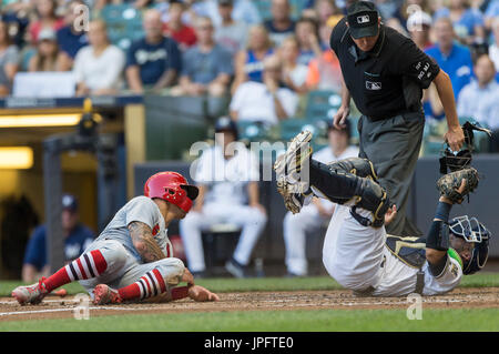 Milwaukee, WI, USA. 1er août 2017. Milwaukee Brewers catcher Manny Pina # 9 tags des Cardinals de Saint-Louis Kolten Wong # 16 frapper à la plaque dans la Major League Baseball match entre les Milwaukee Brewers et les Cardinals de Saint-Louis au Miller Park de Milwaukee, WI. John Fisher/CSM Banque D'Images