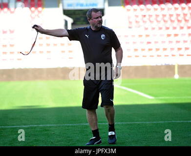 Pilsen, République tchèque. 06Th Aug 2017. L'entraîneur Pavel Vrba en action au cours de la session de formation du FC Viktoria Plzen avant le troisième tour de qualification match entre FC Steaua Bucarest et FC Viktoria Plzen en Ligue des Champions à Pilsen, République tchèque, le mardi, le 1er août 2017. Crédit : David Svab/CTK Photo/Alamy Live News Banque D'Images