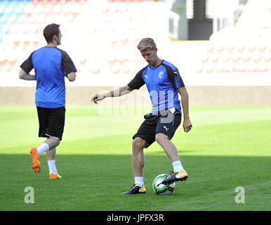 Pilsen, République tchèque. 06Th Aug 2017. Patrik Hrosovsky (à droite) en action au cours de la session de formation du FC Viktoria Plzen avant le troisième tour de qualification match entre FC Steaua Bucarest et FC Viktoria Plzen en Ligue des Champions à Pilsen, République tchèque, le mardi, le 1er août 2017. Crédit : David Svab/CTK Photo/Alamy Live News Banque D'Images