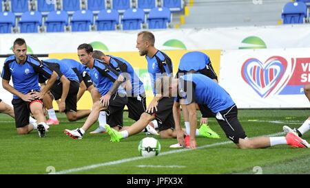 Pilsen, République tchèque. 06Th Aug 2017. L-R Radim Reznik, Milan Petrzela et Daniel Kolar en action au cours de la session de formation du FC Viktoria Plzen avant le troisième tour de qualification match entre FC Steaua Bucarest et FC Viktoria Plzen en Ligue des Champions à Pilsen, République tchèque, le mardi, le 1er août 2017. Crédit : David Svab/CTK Photo/Alamy Live News Banque D'Images