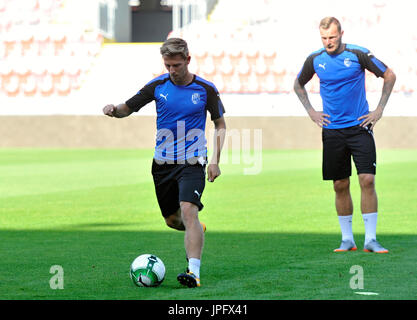 Pilsen, République tchèque. 06Th Aug 2017. L-R Patrik Hrosovsky et Jakub Reznicek en action au cours de la session de formation du FC Viktoria Plzen avant le troisième tour de qualification match entre FC Steaua Bucarest et FC Viktoria Plzen en Ligue des Champions à Pilsen, République tchèque, le mardi, le 1er août 2017. Crédit : David Svab/CTK Photo/Alamy Live News Banque D'Images