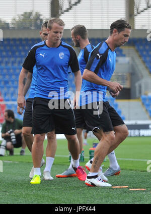 Pilsen, République tchèque. 06Th Aug 2017. L-R David Limbersky et Milan Petrzela en action au cours de la session de formation du FC Viktoria Plzen avant le troisième tour de qualification match entre FC Steaua Bucarest et FC Viktoria Plzen en Ligue des Champions à Pilsen, République tchèque, le mardi, le 1er août 2017. Crédit : David Svab/CTK Photo/Alamy Live News Banque D'Images