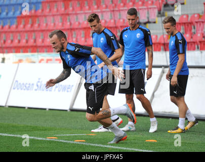 Pilsen, République tchèque. 06Th Aug 2017. Jakub Reznicek (à gauche) en action au cours de la session de formation du FC Viktoria Plzen avant le troisième tour de qualification match entre FC Steaua Bucarest et FC Viktoria Plzen en Ligue des Champions à Pilsen, République tchèque, le mardi, le 1er août 2017. Crédit : David Svab/CTK Photo/Alamy Live News Banque D'Images