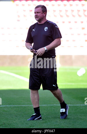 Pilsen, République tchèque. 06Th Aug 2017. L'entraîneur Pavel Vrba en action au cours de la session de formation du FC Viktoria Plzen avant le troisième tour de qualification match entre FC Steaua Bucarest et FC Viktoria Plzen en Ligue des Champions à Pilsen, République tchèque, le mardi, le 1er août 2017. Crédit : David Svab/CTK Photo/Alamy Live News Banque D'Images