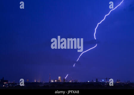 Munich, Allemagne. 06Th Aug 2017. Une grève de lightining apparaît au-dessus de l'horizon de Munich dans l'État de Bavière, Allemagne, 01 août 2017 (longue exposition shot). Photo : Peter Kneffel/dpa/Alamy Live News Banque D'Images