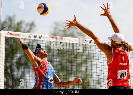 Vienne, Autriche. 09Th Aug 2017. Match de poule entre Phil Dalhausser, Nick LUCENA (USA) et Mariusz PRUDEL, Kacper KUJAWIAK (POL) à la FIVB Beach Volley-ball Championnats du monde à Vienne. Crédit : Petr Toman/Alamy Live News Banque D'Images