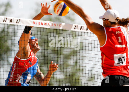 Vienne, Autriche. 09Th Aug 2017. Match de poule entre Phil Dalhausser, Nick LUCENA (USA) et Mariusz PRUDEL, Kacper KUJAWIAK (POL) à la FIVB Beach Volley-ball Championnats du monde à Vienne. Crédit : Petr Toman/Alamy Live News Banque D'Images