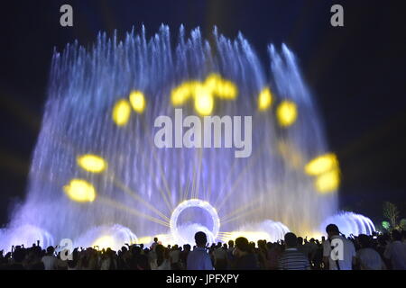 Qiandongnan, province du Guizhou en Chine. 1er août 2017. Les gens apprécient la fraîcheur à côté d'une fontaine musicale de Shibing comté, la province du Guizhou en Chine du sud-ouest, 1er août 2017. Cet été, les gens prennent différentes mesures pour combattre la chaleur dans toute la Chine. Credit : Cai Wenzhi Lane/Xinhua/Alamy Live News Banque D'Images