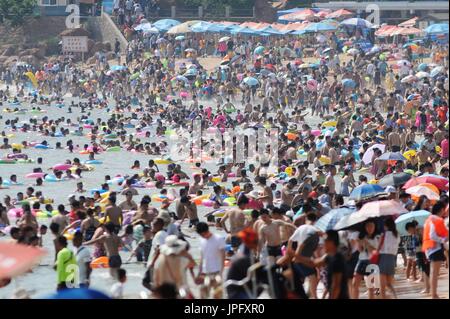 Qingdao, Chine, la province de Shandong. 1er août 2017. Les touristes profiter de fraîcheur au NO1 plage de baignade à Qingdao, province de Shandong en Chine orientale, le 1 août 2017. Cet été, les gens prennent différentes mesures pour combattre la chaleur dans toute la Chine. Credit : Wang Haibin/Xinhua/Alamy Live News Banque D'Images