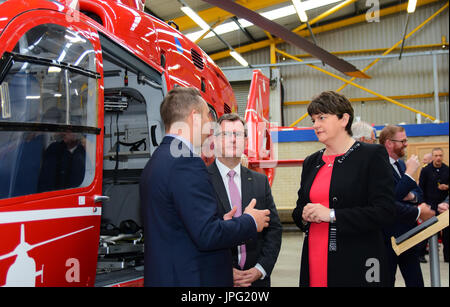 Lisburn, Irlande du Nord, Royaume-Uni. 2 Août, 2017. DUP politicien Sir Jeffrey Donaldson avec le dirigeant du Parti Arlene Foster lors du lancement de la première Air Ambulance Service d'Irlande du Nord. Lisburn, Irlande du Nord, ROYAUME UNI - 02 août 2017 Credit : Mark Winter/Alamy Live News Banque D'Images