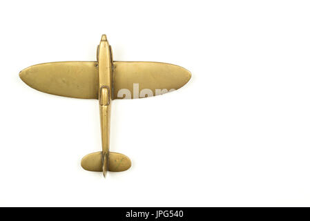 Vintage 1940 toy airplane en laiton sur fond blanc Banque D'Images