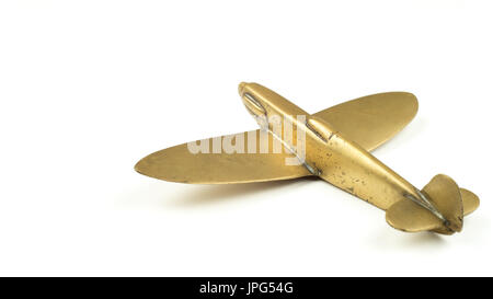 Vintage 1940 toy airplane en laiton sur fond blanc Banque D'Images