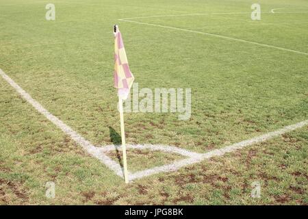 Drapeau jaune au coin de jeux pour enfants, football vent paresseux Banque D'Images