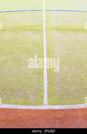 Tapis poilu en plastique usés sur l'extérieur de hanball cour. Parole de sports jeux pour enfants avec lignes de marquage coloré. Banque D'Images