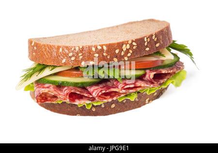 Sandwich avec saucisses et légumes, isolé sur fond blanc Banque D'Images