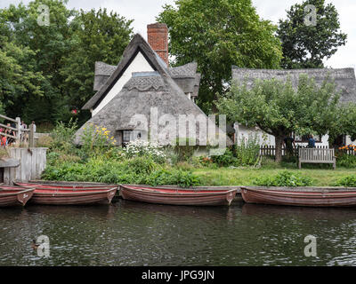 Ligne bateaux amarrés devant à Bridge Cottage, Flatford Suffolk, Angleterre, Royaume-Uni. Banque D'Images