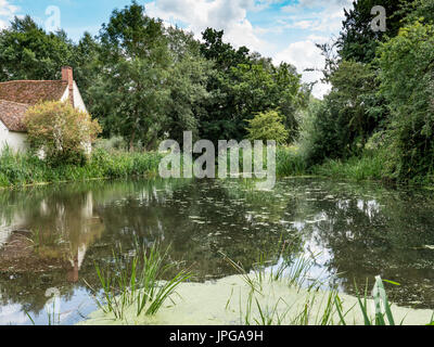 Willy Lott's Cottage au moulin de Flatford, comme vu dans la peinture Le Hay Wain par l'artiste John Constable. Suffolk, Angleterre, Royaume-Uni. Banque D'Images