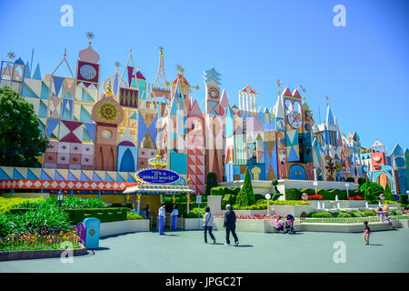 CHIBA, Japon : c'est un petit monde attraction dans Fantasyland, Tokyo Disneyland Banque D'Images