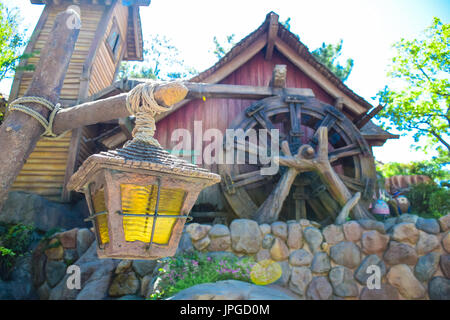 CHIBA, Japon : Lanterne à Beaver Brothers house en Critter country, Tokyo Disneyland Banque D'Images