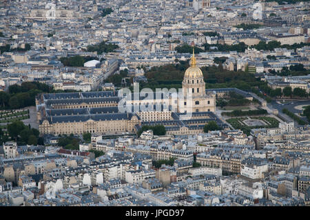 Vue sur le Musée de l'armée (Musée de l'Armée), un ancien hôpital militaire, et aux environs de centre de Paris vu de la Tour Eiffel. Banque D'Images