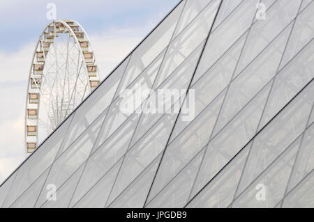 Détail de pyramide du Louvre et la Grande Roue grande roue à l'arrière-plan, Paris, France. Banque D'Images