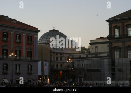 Naples, Italie, la piazza del Plebiscito et Galleria Umberto Banque D'Images