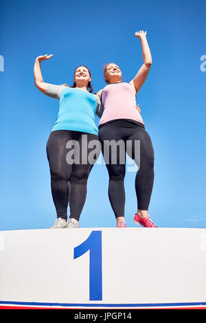 Deux femmes de taille plus, debout sur scène avec un certain nombre de souhaits et de fans Banque D'Images