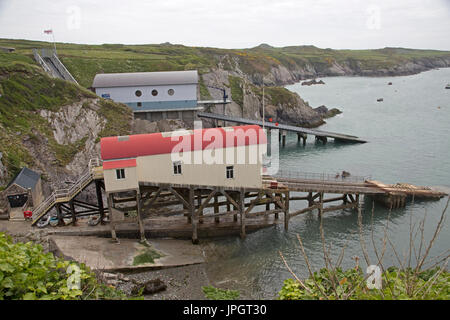 Les anciens et les nouveaux postes de sauvetage du Pemborkeshire St Justian Wales UK Banque D'Images