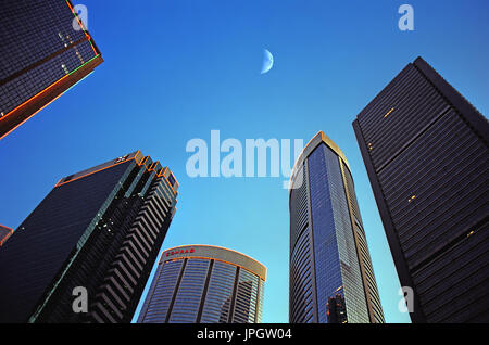 Lune au-dessus de Pacific Place, l'Amirauté, de l'île de Hong Kong, Chine Banque D'Images