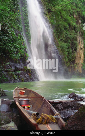 Une pirogue de la piscine au pied des chutes Kasilof, Laguna, Philippines Banque D'Images