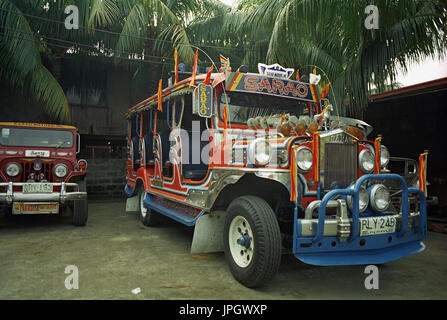 Un jeepney personnalisés dans le Sarao jeepney factory, Las Piñas, Manille, Philippines Banque D'Images