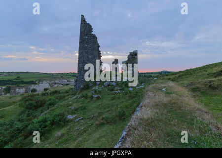 Coucher du soleil sur l'une des anciennes maisons du moteur à la mine de cuivre de caradon sud, situé dans l'est de Cornwall Banque D'Images