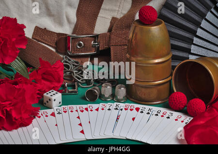 Image montrant la vie encore classic accessoires utilisés par les magiciens et tasses. boules, fleurs, des chaînes, des mouchoirs en soie, veste droite, dés à coudre, ventilateur, Banque D'Images