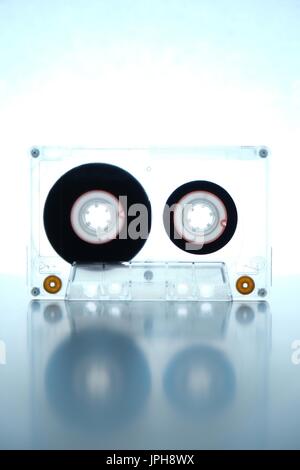 Vieille cassette audio d'être éclairé par LED sur un fond blanc. retro et vintage thème Banque D'Images