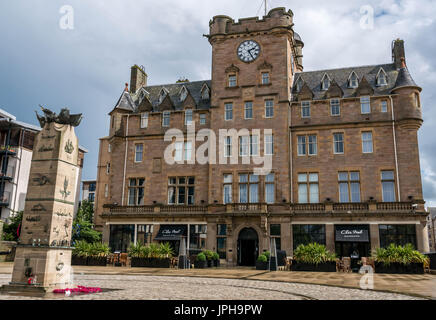 Anciens marins Accueil par le SCR Johnstone, style baronnial écossais, maintenant Malmaison Hotel. Mémorial de la marine marchande l'Ecosse, Leith, Edinburgh, Ecosse, Royaume-Uni Banque D'Images