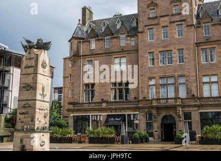 Anciens marins Accueil par le SCR Johnstone, style baronnial écossais, maintenant Malmaison Hotel. Mémorial de la marine marchande l'Ecosse, Leith, Edinburgh, Ecosse, Royaume-Uni Banque D'Images